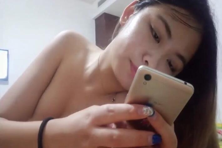 对白有趣放暑假约到的大二小师妹假装性经验丰富套套都不知道带