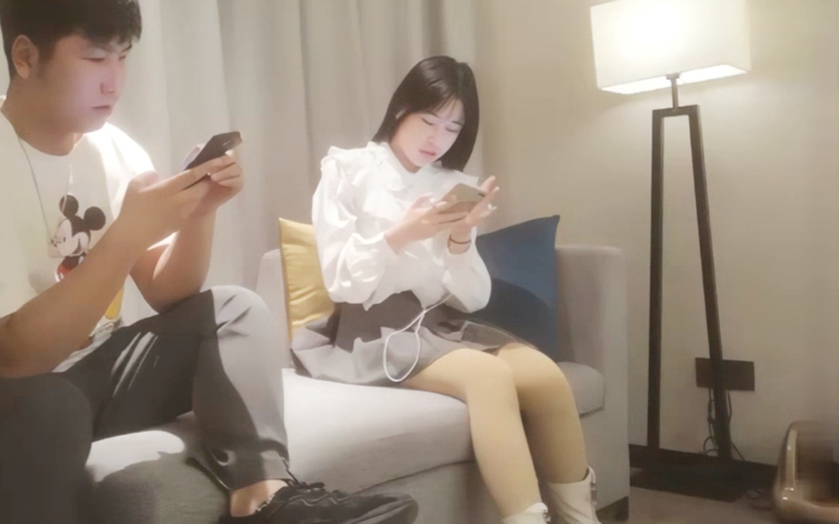 不讲武德小LOLI 刚干就说老子射了 臭骂一通继续干 粉嫩清纯少女身材青春气息诱人胴体